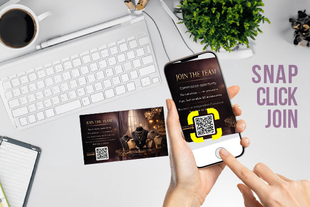 Prospect member scanning QR Code on a Paparazzi Business card.